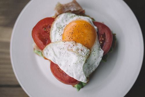 huevos y ensalada